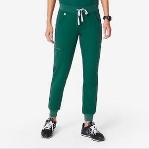 FIGS Zamora Jogger Scrub Pants in Hunter Green in Medium